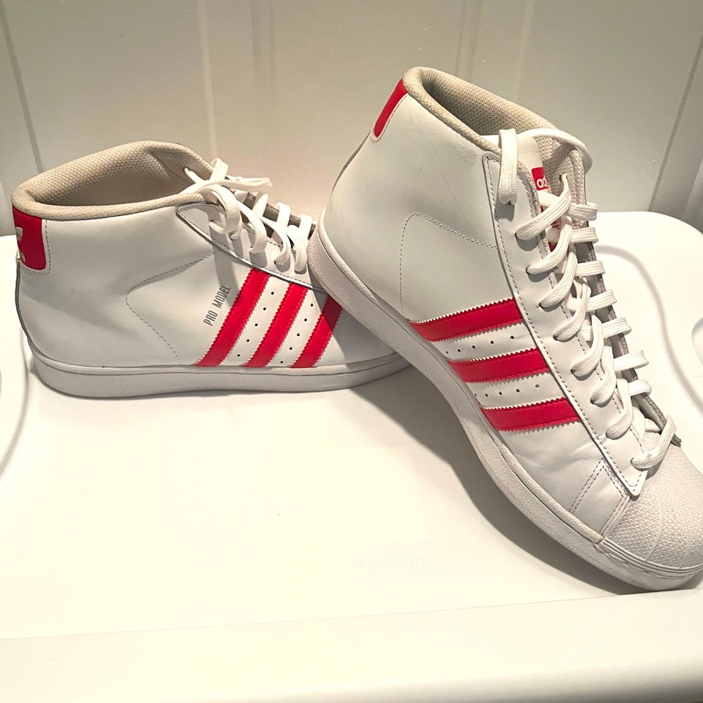 Men’s Adidas Red and White Shelltoe
Size: 10
PREVIOUSLY WORN | NO BOX